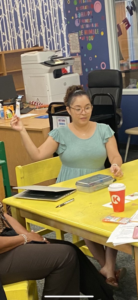 NLPerez3's tweet image. Our learning coaches, teacher apprentices, &amp;amp; art of thinking teachers at @RuckerHISD practicing their storytelling skills to increase scholars’ willingness to communicate thoughts and feelings, as well as, support &amp;amp; enhance listening skills.📚 #HISD #CoreValue6  🙌 🚀 #BeRadiant