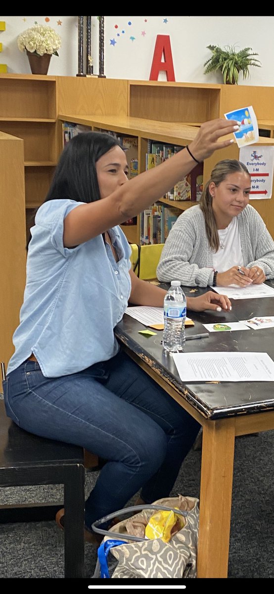 NLPerez3's tweet image. Our learning coaches, teacher apprentices, &amp;amp; art of thinking teachers at @RuckerHISD practicing their storytelling skills to increase scholars’ willingness to communicate thoughts and feelings, as well as, support &amp;amp; enhance listening skills.📚 #HISD #CoreValue6  🙌 🚀 #BeRadiant
