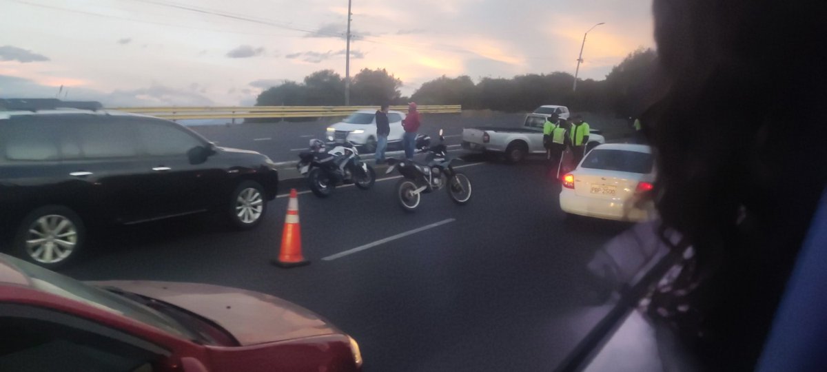 leninAndres95's tweet photo. @AMT_Quito 2 horas después siguen parados esos carros haciendo tráfico 😂😂😂😂😂🥱🥱🥱🥱🥱🥱 https://t.co/I25ZT4zmV0