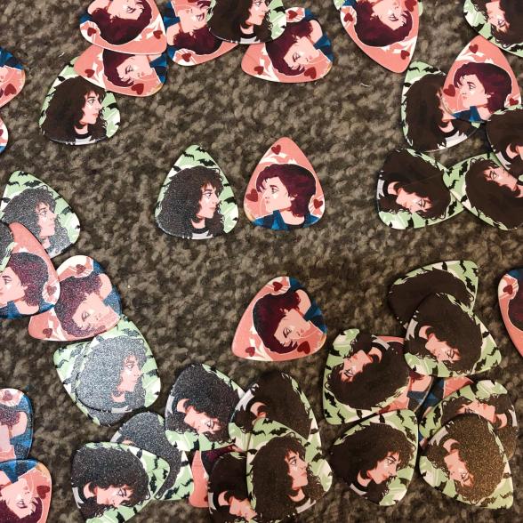 SteddieZine's tweet photo. 🦇PRODUCTION UPDATE #6🦇

Our rocking double-sided picks are here! 🎸🤘 Guitarist or not, you'll want these handy!

And early birds (you know who you are!) check out the necklaces! Our shipping mod has been hard at work putting them together ❤ https://t.co/dbDesbyCwN