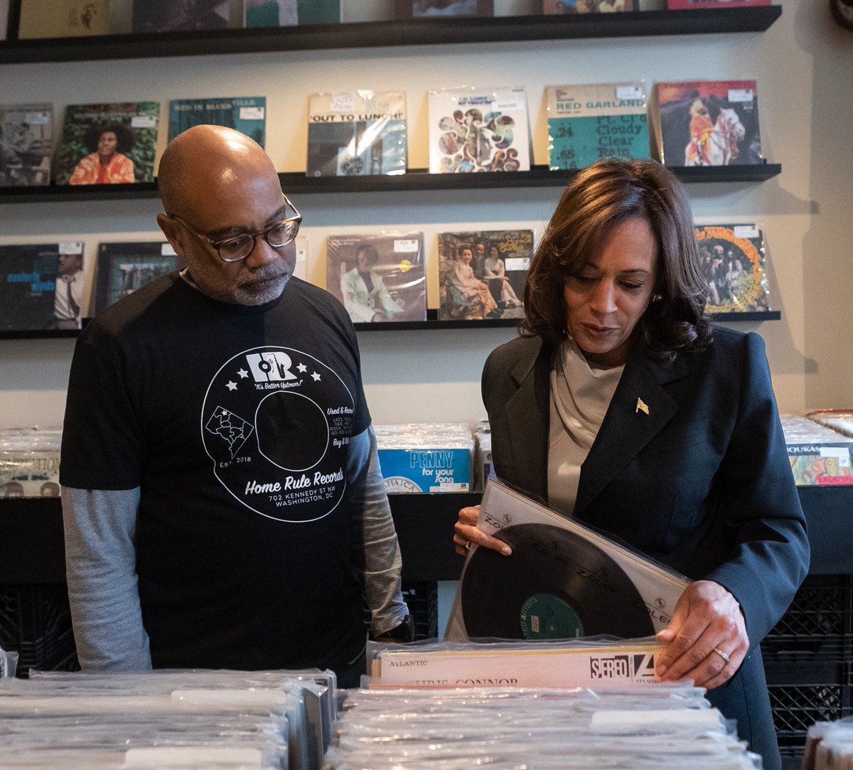 KamalaHarris's tweet image. A record 10.5 million small business applications were filed during our first two years in office. 

America is seeing a small business boom thanks to Bidenomics.