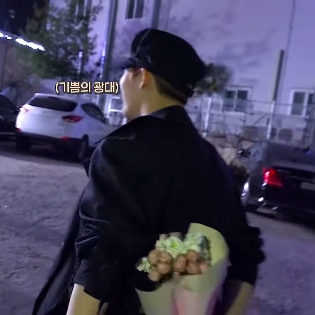 JONGHO_DIARYY's tweet photo. NO SOLO ES UNA MARAVILLOSA TAMBIÉN ES UN HIJO MARAVILLOSO.....🥹
En uno de los vlogs que Mingi tiene podemos verlos comprando un ramo de flores pero esto fue un regalo para su mamá +
@ATEEZofficial #ATEEZ #에이티즈
#LyricalGeniusMingiDay
#용기패기객기_송민기의_생일날 https://t.co/381JPLp0VD