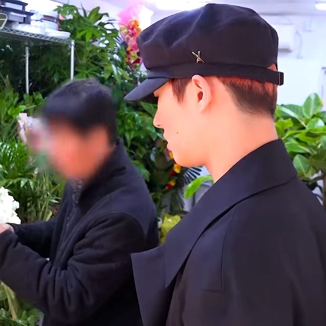 JONGHO_DIARYY's tweet photo. NO SOLO ES UNA MARAVILLOSA TAMBIÉN ES UN HIJO MARAVILLOSO.....🥹
En uno de los vlogs que Mingi tiene podemos verlos comprando un ramo de flores pero esto fue un regalo para su mamá +
@ATEEZofficial #ATEEZ #에이티즈
#LyricalGeniusMingiDay
#용기패기객기_송민기의_생일날 https://t.co/381JPLp0VD