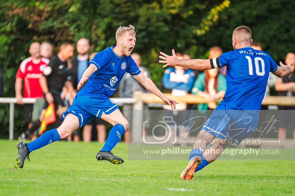 phillsmithphoto's tweet photo. 📷 Cracking match this evening between @WTFC1946 and @buryfcofficial ⚽ #GameOfTwoHalves https://t.co/0HizS5FHe9