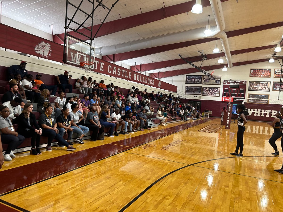 Bulldogs_WCHS's tweet photo. 23-24 Back-To-School Orientation featuring the WCHS Boomin System Band and Flagline
Special shout-out to our parents for coming out with their students to kickoff the new school year!
#Road2Success #wchsbulldogs #MovingForward https://t.co/vQyHgaOogp