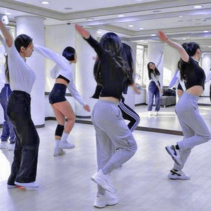 lxvegalaxy's tweet photo. La danza? es otra de las artes mas hermosas, nos sirve para relajarnos y conectar con nuestra alma, por eso cada vez que puedo bailo cualquier cosa con tal de expresar todo lo que mi alma siente.
PD: no solo la literatura es mi hobbies favorito, amo el baile como no tienen idea https://t.co/fqhrmlYIRl
