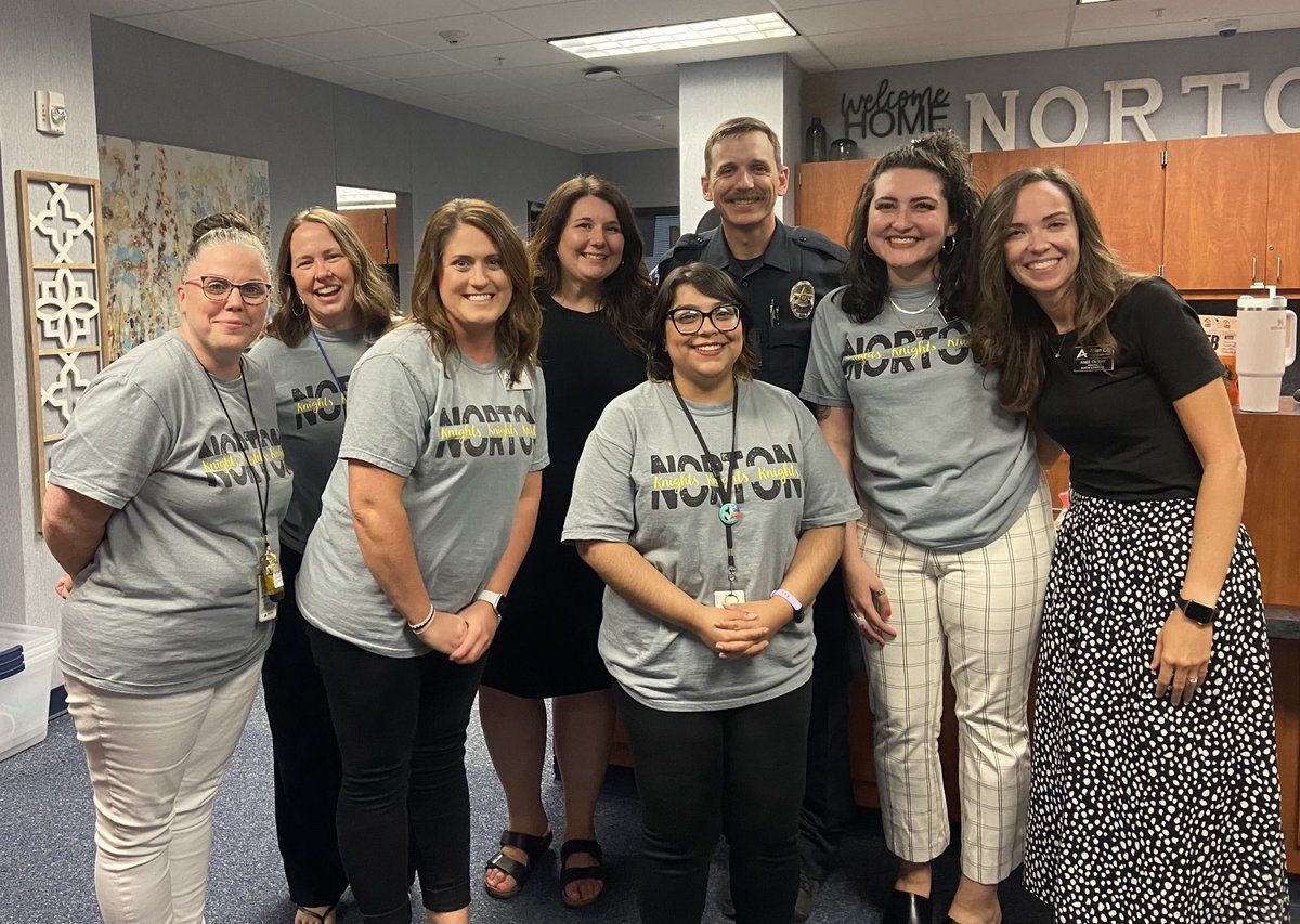 Officer Spradling is back at work &amp; the gang is officially back together! 

Another successful Back to the Castle night thanks to the hard work of these women right here; could not do this without them!! 💛🖤