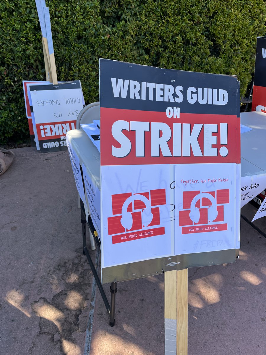 If there is one thing to come out of the Hollywoodification of podcasting lets hope it's union strong 
#WGAstrong #WGAstrike #wgaaudio