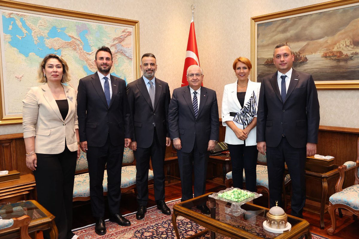 Milli Savunma Bakanımız Sn.Yaşar Güler Paşamızı ziyaret ederek,camiamız adına mehmetçiklerimize olan şükranlarımızı sunduk. Rabbim ayaklarına taş değdirmesin.Sayın bakanımıza nazik kabülleri için şükranlarımı arz ediyor yeni görevinde üstün muvaffakiyetler diliyorum.