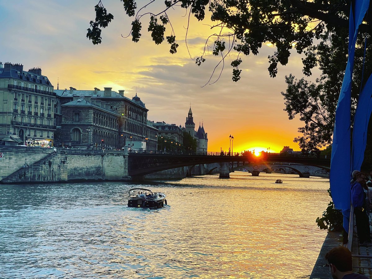 dcrossbowxxx's tweet photo. Sunrise on the Seine #paris #parisisbeautiful https://t.co/kouAnZVlaf