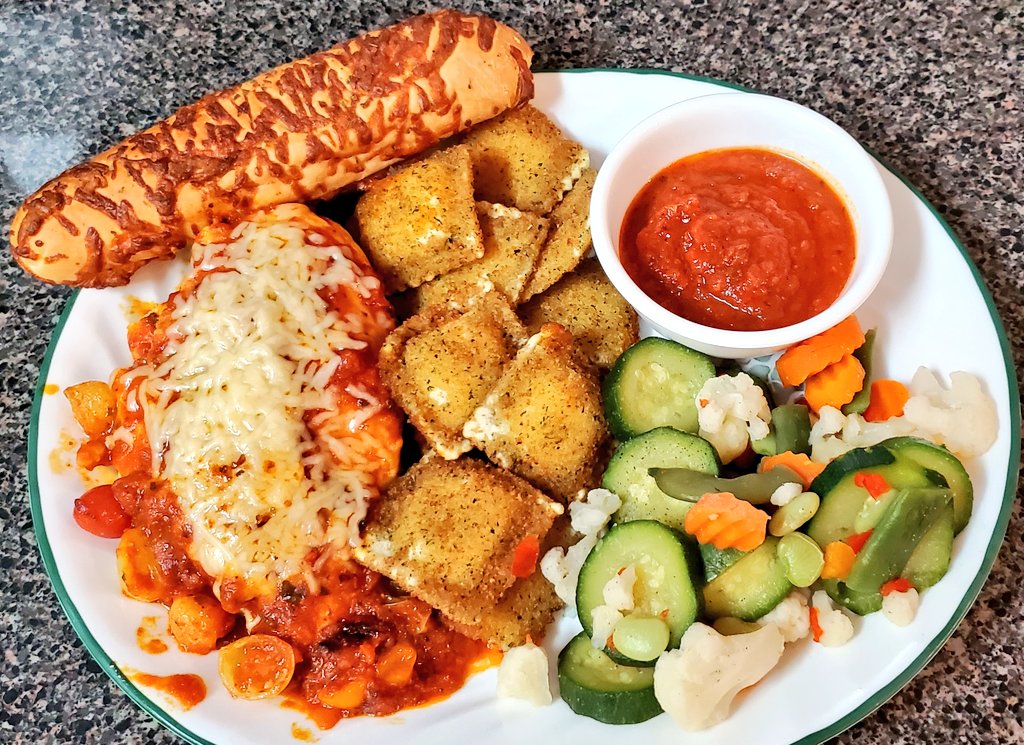 mrhomechef85's tweet photo. Chicken Parm &amp; toasted ravioli
👊😋👍
#Foodie #yummy #lunch #dinner https://t.co/IdRAlMrq7w