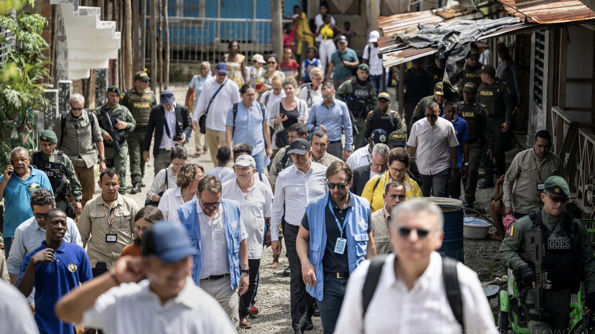 alain_berset's tweet photo. Ohne Gerechtigkeit kein Frieden – das höre ich hier in 🇨🇴 immer wieder. Auch in Buenaventura, wo ich mich heute mit Organisationen der Zivilgesellschaft und lokalen Behörden ausgetauscht habe. Grosses und wichtiges Engagement in einem sehr schwierigen Kontext! @SuizaColombia https://t.co/N6niKDNfEZ