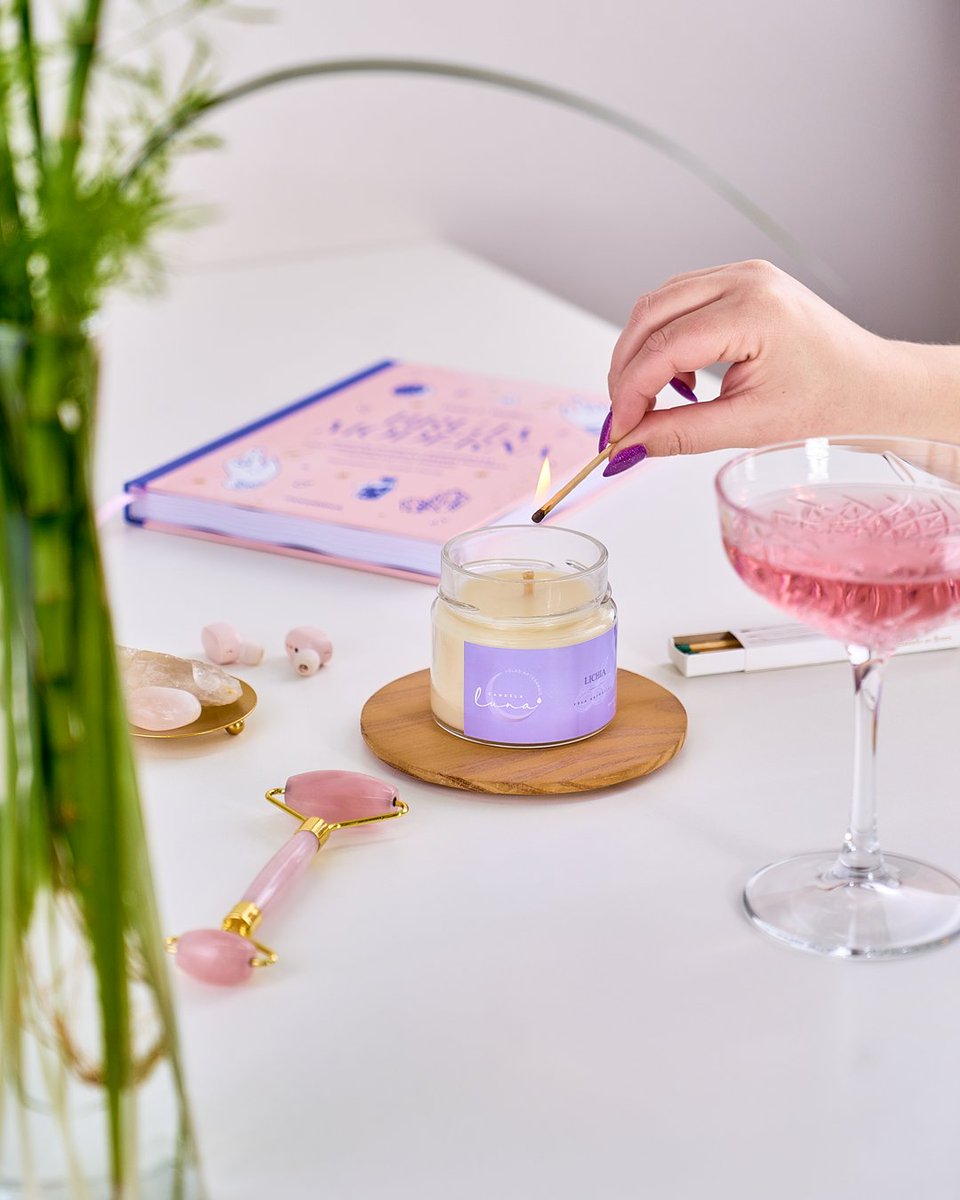 grisestudioco's tweet photo. a gente vê essa foto e já sente o cheirinho gostoso dos produtos Candela Luna 💜✨ quem ama esse mood todo rosa e roxo? 🤩 #grisestudioco #portfolio #velasaromaticas https://t.co/fG3PTtP7uw
