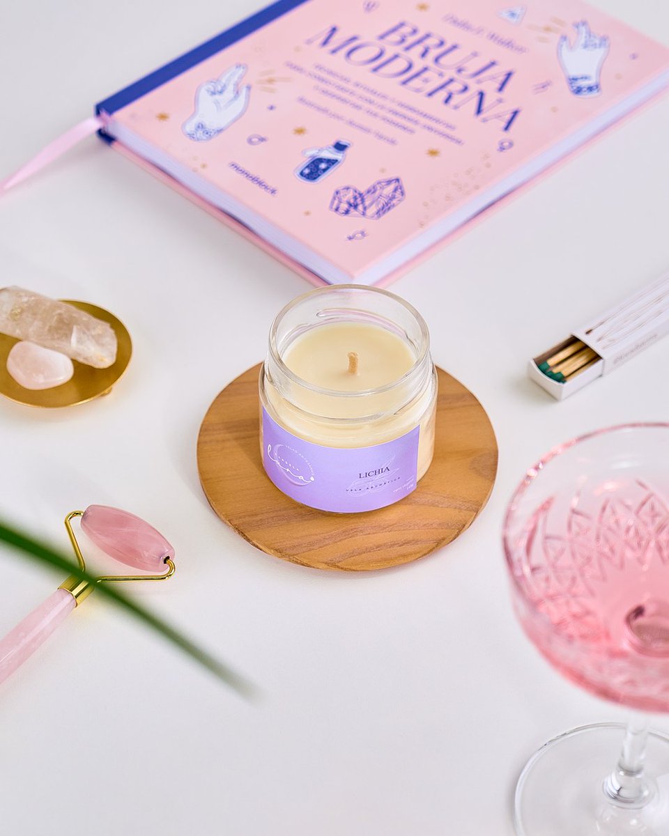 grisestudioco's tweet photo. a gente vê essa foto e já sente o cheirinho gostoso dos produtos Candela Luna 💜✨ quem ama esse mood todo rosa e roxo? 🤩 #grisestudioco #portfolio #velasaromaticas https://t.co/fG3PTtP7uw