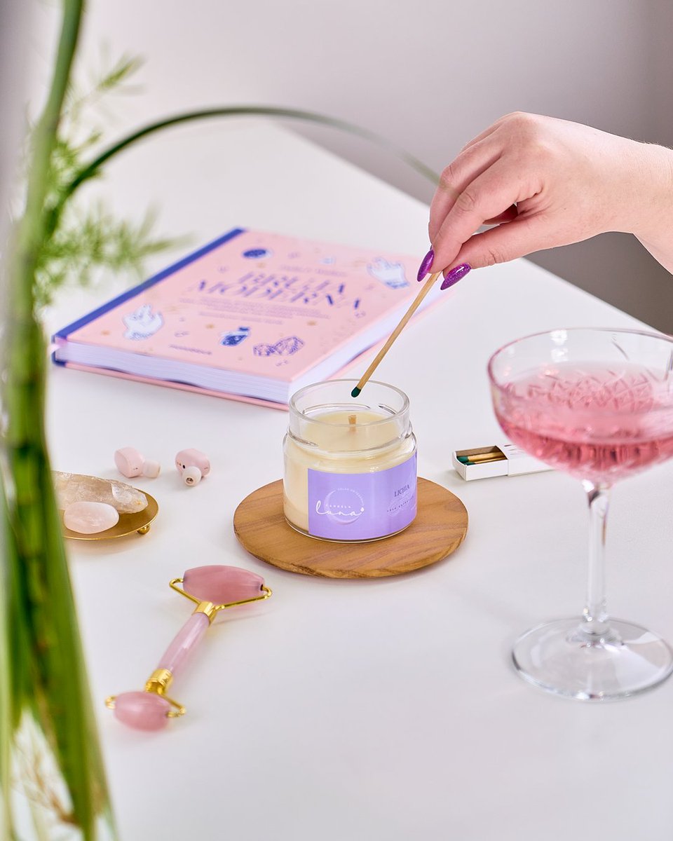 grisestudioco's tweet photo. a gente vê essa foto e já sente o cheirinho gostoso dos produtos Candela Luna 💜✨ quem ama esse mood todo rosa e roxo? 🤩 #grisestudioco #portfolio #velasaromaticas https://t.co/fG3PTtP7uw