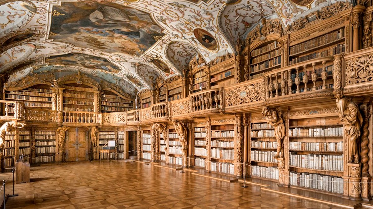 7559pr's tweet photo. La #bibliothèque de l'abbaye de #Waldsassen (1725) en Bavière (Allemagne) est une des plus belles du monde. Son catalogue regroupe 20 000 #livres rares. Elle abrite aussi des décorations en stuc exécutées par Pietro Appiani et de magnifiques #sculptures en bois de Karl Stilp. https://t.co/uFnGKgW1RX