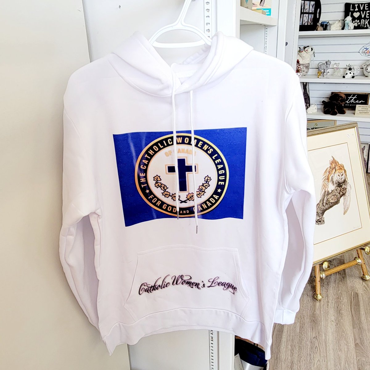 humankindgifts's tweet photo. Elevate your style and spirit with our vibrant new shirt collection, each individually printed in-house here at Humankind: Gifts That Matter by Leon Blais and the @semartdadlove crew! 🎨👕
#sEMart #semartdadlov #humankindgiftsthatmatter #demazenoddoor #hamont #DeMazenodDoor https://t.co/dxSXGHzTR4