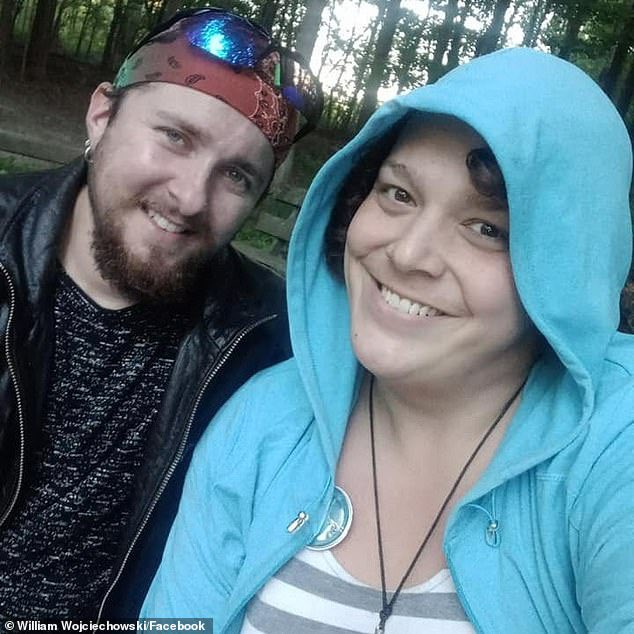 CerfiaFR's tweet photo. 🇺🇸🫙 Une femme transgenre demande le retour de ses testicules, qu'elle prétend être conservés dans un bocal par son ex-petit ami dans son réfrigérateur.

👉 Elle demande également 6 500 $ de dommages-intérêts.

« Elle me harcèle depuis notre rupture. Je vais en parler à mon avocat, car cela devient ridicule. Je ne lui dois rien », affirme son ex-petit ami. De plus, elle l'aurait également menacé de lui causer du tort et se serait même présentée sur son lieu de travail.