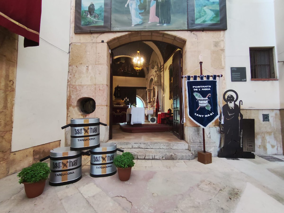 tarragonaradio's tweet photo. Els @portants_aigua presenten al Portal del Carro les #Portadores que han estat restaurades per l’artista @EduPoloBosch.
A l’acte, al que ha assistit l’alcaldessa accidental, @AdanDomenech també s’ha presentat el nou panó i el càntir d’enguany.
#santmagí2023 #portantdelaigua23 https://t.co/f8iilV3msS