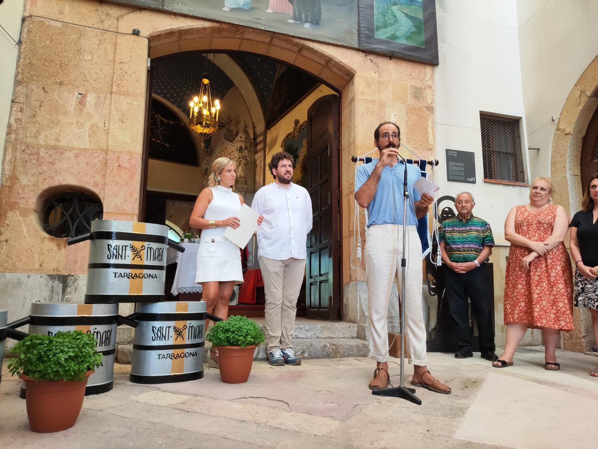 tarragonaradio's tweet photo. Els @portants_aigua presenten al Portal del Carro les #Portadores que han estat restaurades per l’artista @EduPoloBosch.
A l’acte, al que ha assistit l’alcaldessa accidental, @AdanDomenech també s’ha presentat el nou panó i el càntir d’enguany.
#santmagí2023 #portantdelaigua23 https://t.co/f8iilV3msS