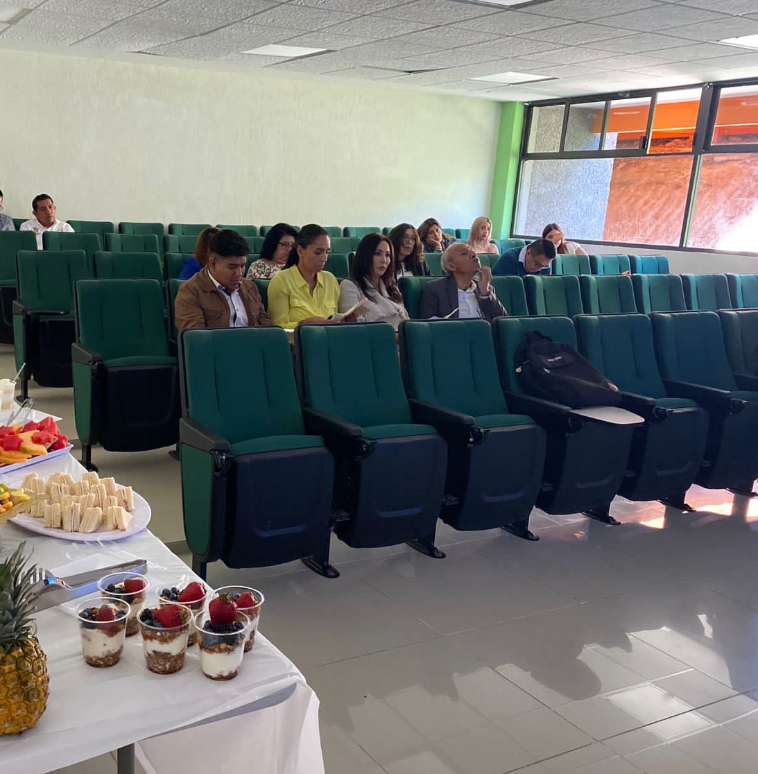 UTFVoficial's tweet photo. Esta mañana, en compañía de jóvenes empresarios llevamos a cabo la evaluación de las estrategias de mercadotecnia en PYMES de la región. #SomosDragones #SomosUTFV https://t.co/2Oy9BRFbXw