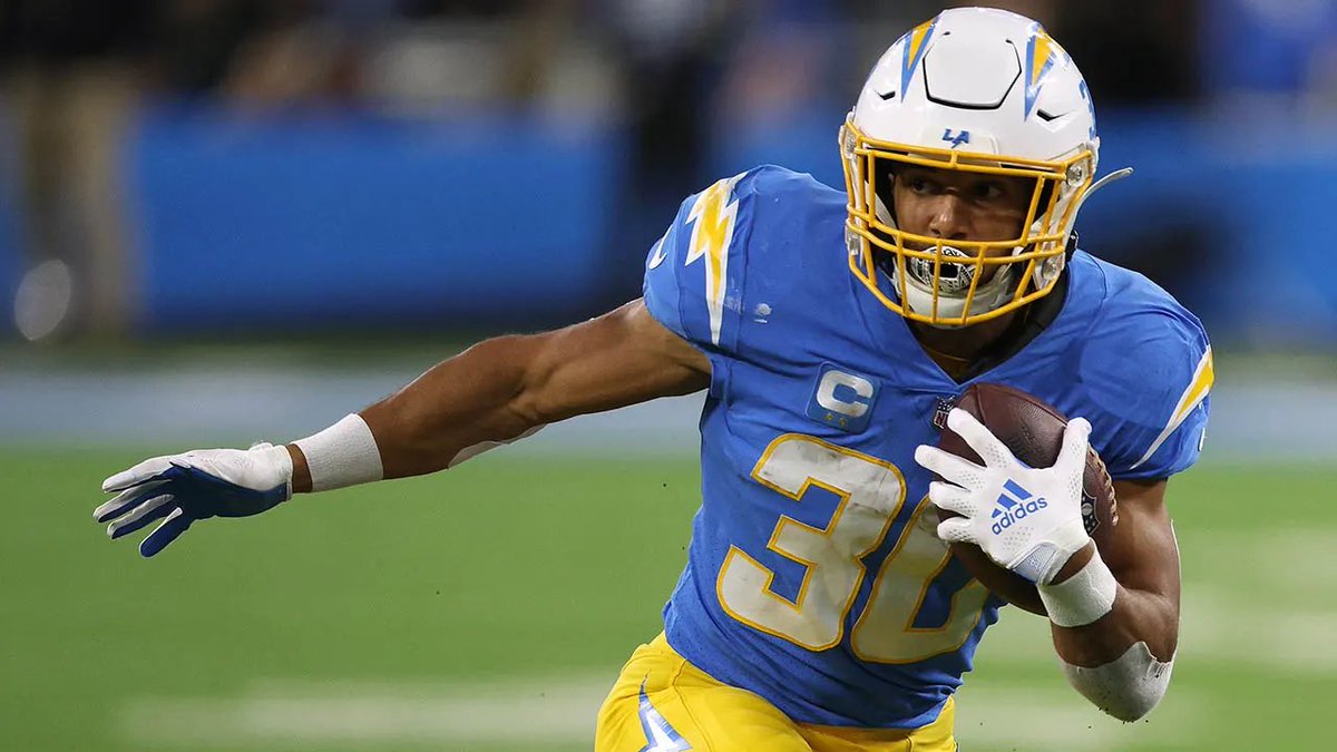 jasrifootball's tweet photo. 𝗧𝗥𝗘𝗡𝗗𝗜𝗡𝗚: Josh Jacobs was ranked by his peers as the NFL’s best RB in 2022. Major respect considering some of the other elite talent at his position. 

Full list of RBs ranked in the top 100: 

12: #Raiders Josh Jacobs
21: #Chargers Austin Ekeler 
25: #Titans Derrick Henry
29: #Browns Nick Chubb
31: #Giants Saquon Barkley
35: #49ers Christian McCaffrey 
55: #Cowboys Tony Pollard
64: #Packers Aaron Jones
91: Free Agent Dalvin Cook
95: #Saints Jamaal Williams