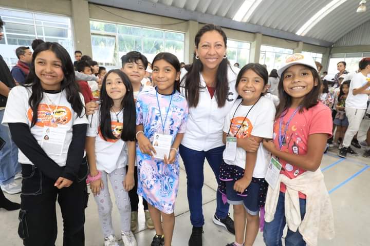 evelyn_parraA's tweet image. 🤖 ¡Emocionante curso de #robótica en el Deportivo Velódromo Olímpico durante el #CursoDeVerano2023 de la alcaldía! 🌞 Niñ@s aprendieron a construir sus propios robots y su creatividad fue genial.🚀🔌 🤩 #CursoDeRobótica