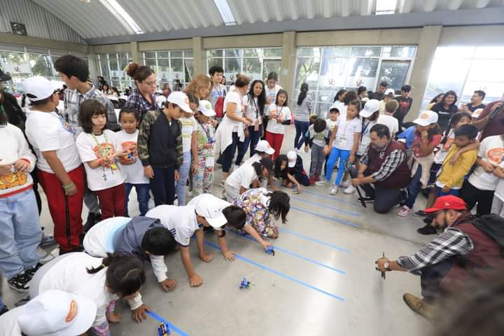 evelyn_parraA's tweet image. 🤖 ¡Emocionante curso de #robótica en el Deportivo Velódromo Olímpico durante el #CursoDeVerano2023 de la alcaldía! 🌞 Niñ@s aprendieron a construir sus propios robots y su creatividad fue genial.🚀🔌 🤩 #CursoDeRobótica