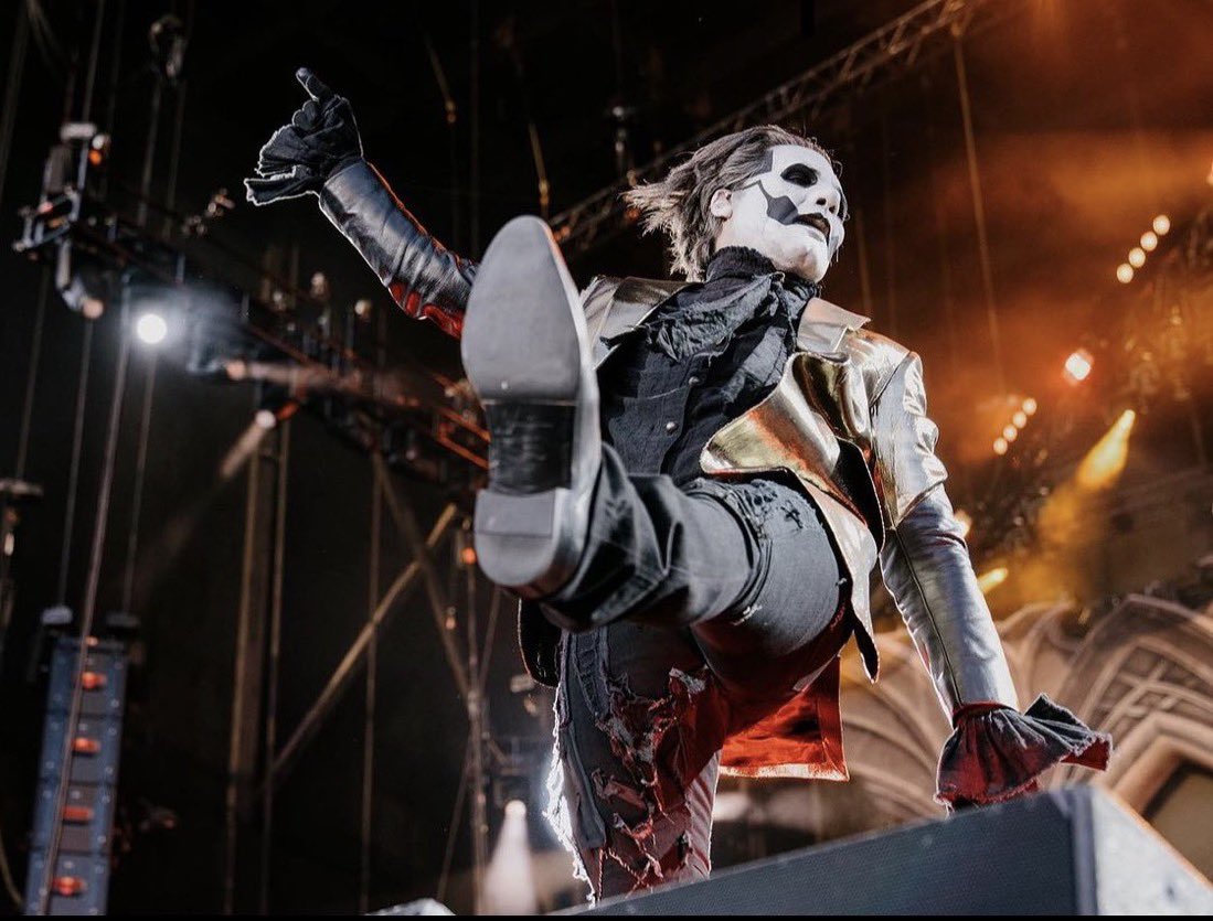 novaiisk's tweet photo. Dude, copia why do your shoes have NO traction at all????? BE CAREFUL OLD MAN https://t.co/5BIdNlngLv