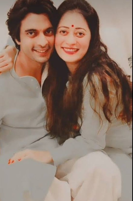 Vishuuu04584149's tweet photo. Har muskil asan ho jayegi jab sath hoge ham har rasta asan hoga jab sath chalege ham ye daur bhi gujar jayega sab kuch khamoshi se sah lege ham 😢ma ambe mahajani family par kripa banaye rakhna 🙏🏻
#GashmeerMahajani
#tereishqmeghayal
#imle https://t.co/BUYwLK0gIQ