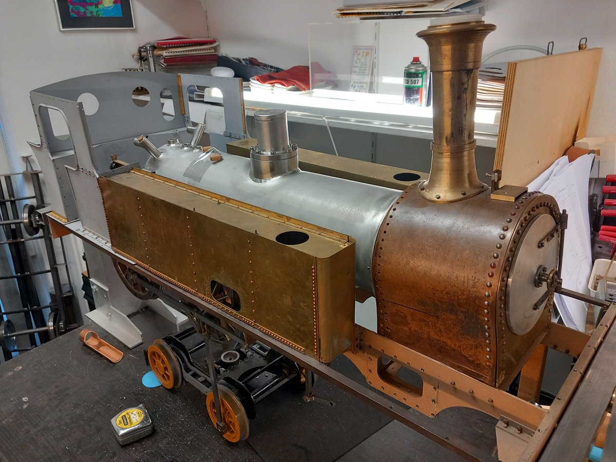 De Sik moet even op de proefrit wachten. Zondag was het te slecht. Dus de NCS41 weer opgepakt. Project lag al 9 maanden stil.

De ketel voor het eerst op het locomotiefframe gepast en het past perfect. Nu uitvogelen hoe de ketelbekleding wordt gemaakt.