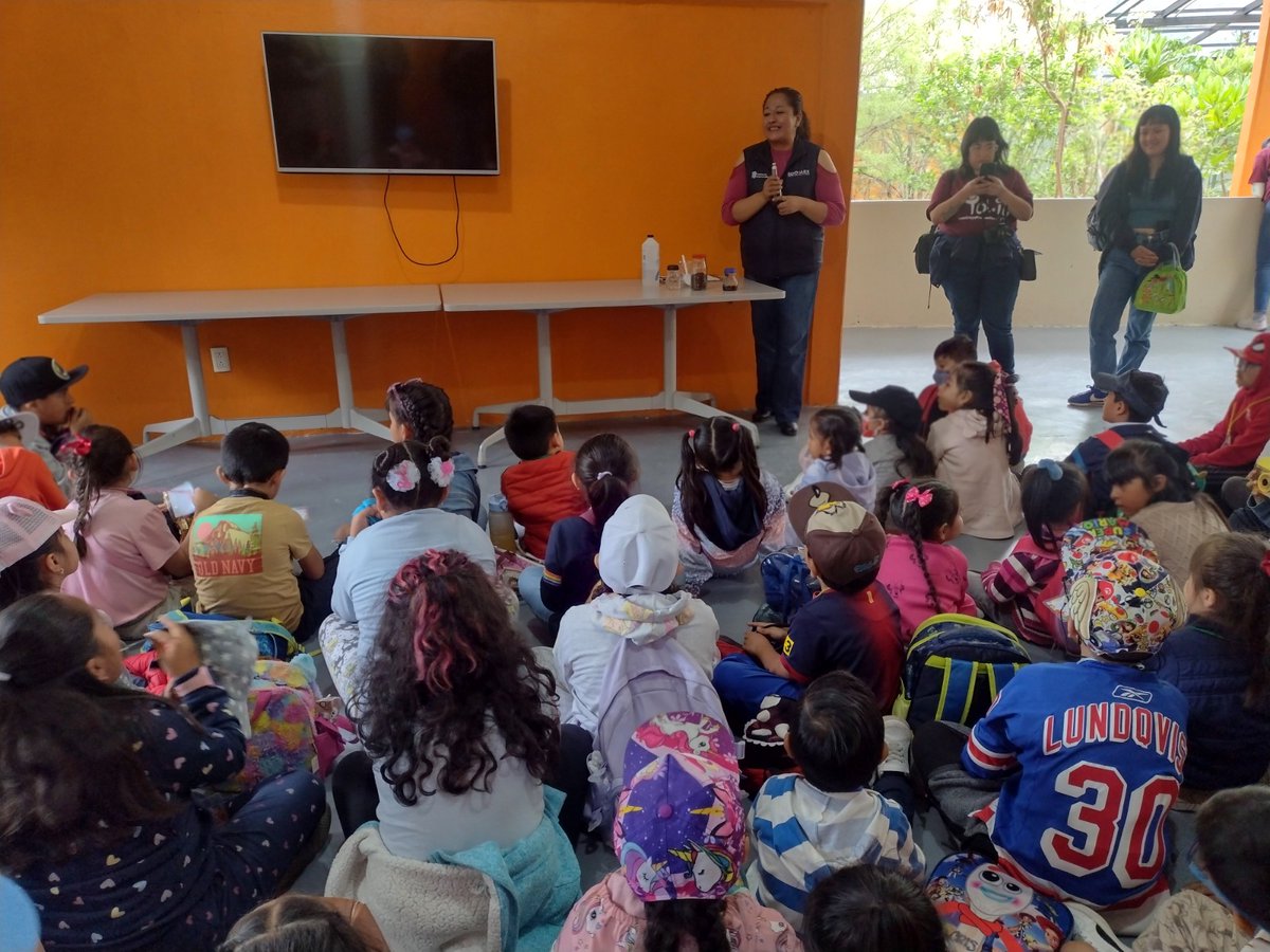 AmbienteEdomex's tweet photo. Para  conocer, cómo reducir el impacto de los productos químicos que utilizamos en nuestra vida diaria, la #CGCE de la #SMAGEM imparte el taller “Repelente de moscos” y una visita guiada en el #JardínBotánicoEhécatl, a niños del curso de verano de la Asociación Civil #Yolia. https://t.co/1MrMbm4B1N