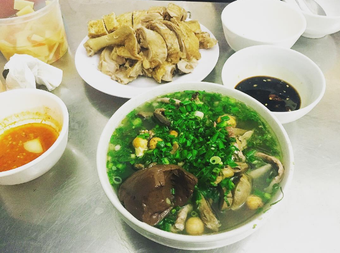mia3333d's tweet photo. Wherever you are, having lunch with delicious food will brighten your day."#home #havedinnerwithfamily🍡👴👵👧👧👧😍😍😊 #quynhsisters #quynhcancook https://t.co/L2XZ3xjdBc