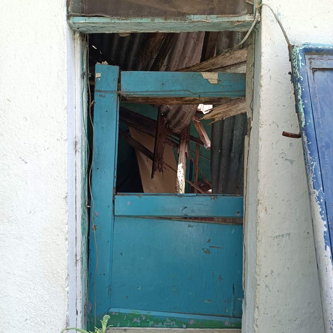 almdepalomo's tweet photo. Los padres exigen se busquen opciones para la atención a los niños mientras el edificio actual esté cerrado. Ya son dos años cerrado. #PactoDeTransparencia https://t.co/hbBroY73V0