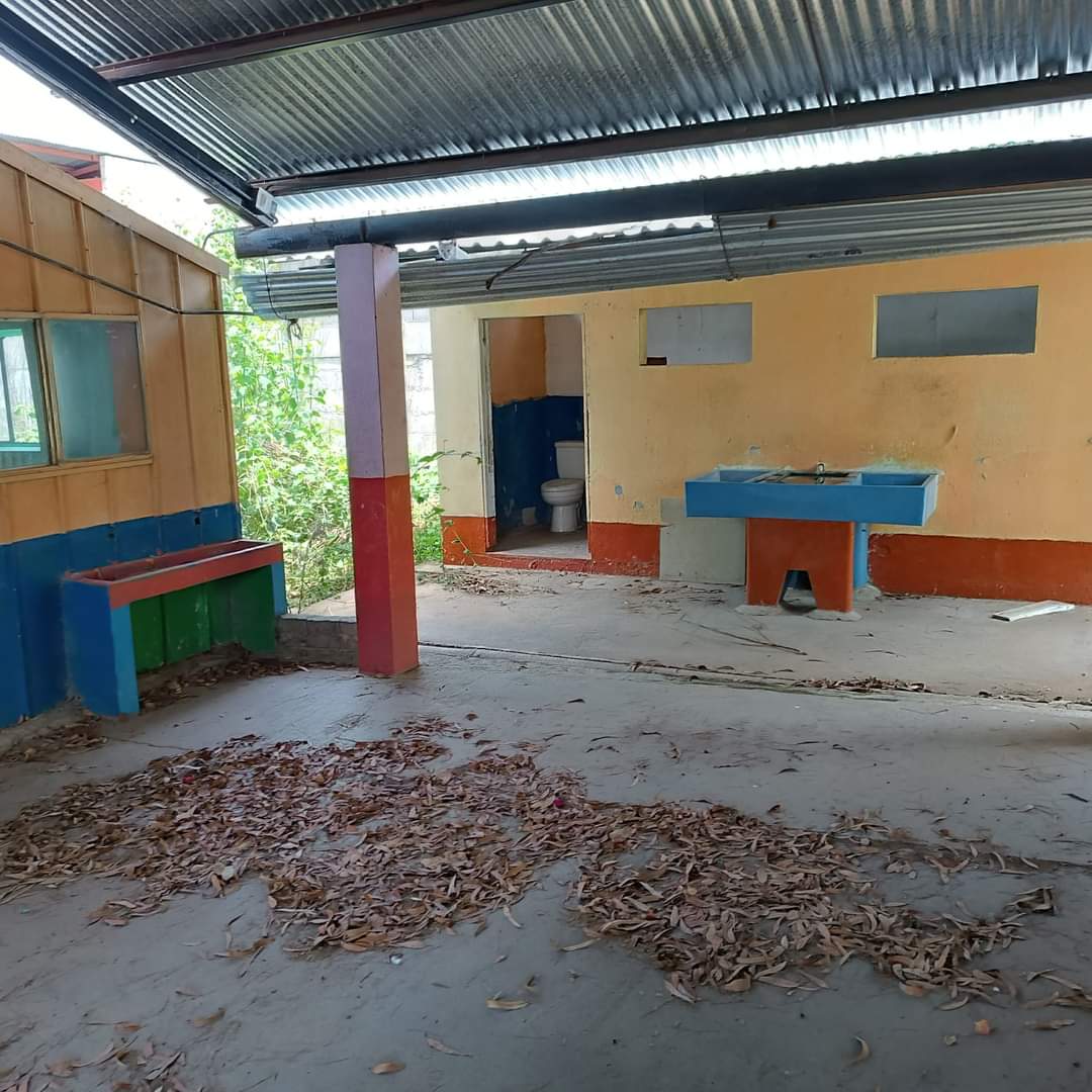 almdepalomo's tweet photo. Los padres exigen se busquen opciones para la atención a los niños mientras el edificio actual esté cerrado. Ya son dos años cerrado. #PactoDeTransparencia https://t.co/hbBroY73V0