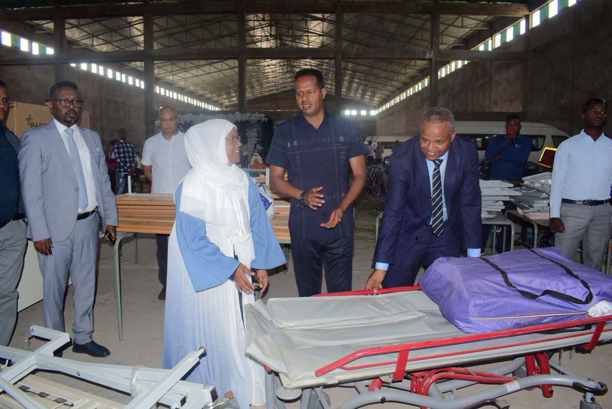 DDUniv's tweet photo. በፈረንሳይ ሀገር የሚኖሩ የድሬዳዋ ተወላጆች እና ወዳጆች ግምቱ ከ19 ሚሊዮን ብር በላይ የሚያወጡ የህክምና መገልገያዎችን ለድሬዳዋ ዩኒቨርሲቲ የማስተማሪያና ሪፈራል ሆስፒታል ድጋፍ አደረጉ፡፡ https://t.co/eSZWdyDSZR
