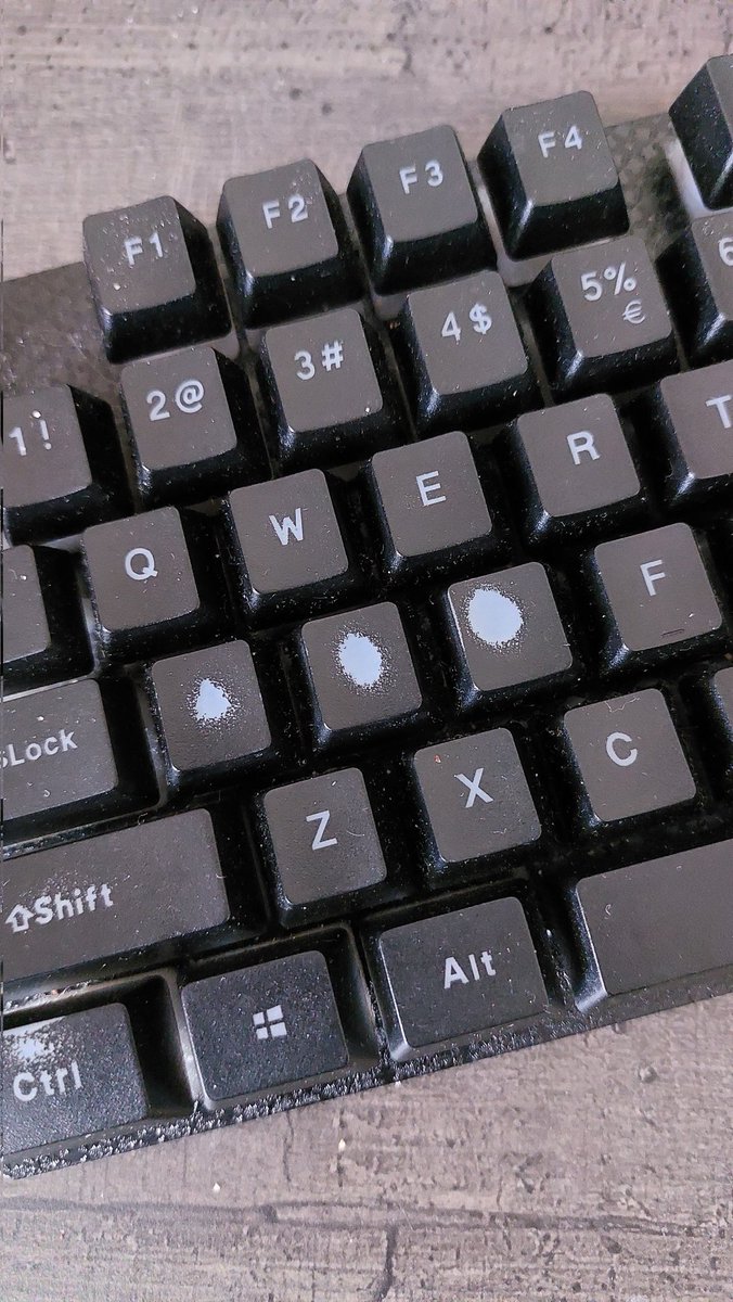 xAmber2u's tweet photo. @TeosGame @CORSAIR This explains itself, I need them crispy keys! #corsair https://t.co/MvXsDiElF4