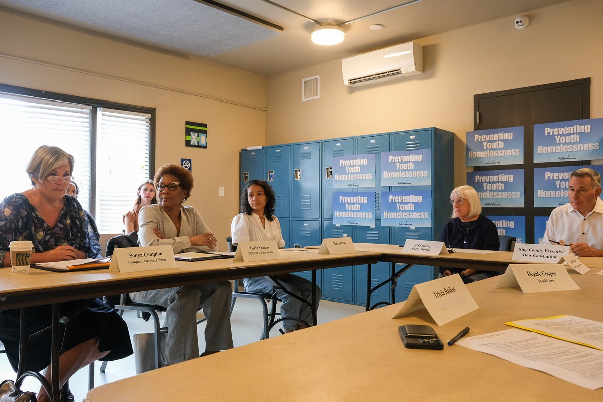 PattyMurray's tweet photo. Today I visited ROOTS Young Adult Shelter in Seattle to see the work they're doing to support young adults experiencing homelessness—&amp; to announce new legislation I’m working on to help prevent young people from becoming homeless in the first place. https://t.co/TxWKuM1dSA