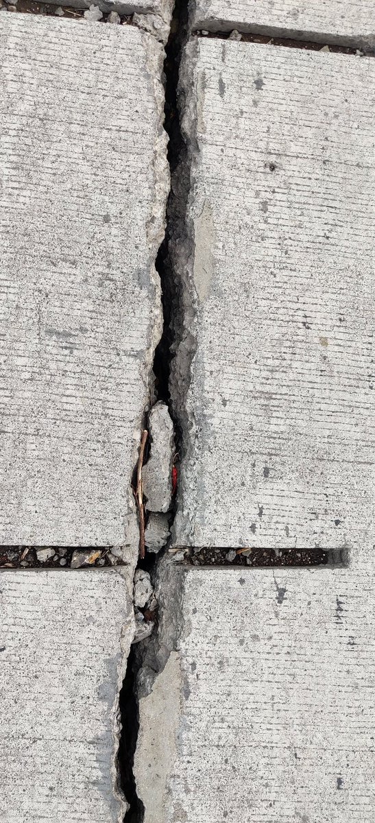 JayeshKomalwar's tweet photo. Honourable @nitin_gadkari Concerned about the deteriorating state of National Highway 752I. 
Experienced a close call today while riding my bike due to the road's poor condition. Urgently requesting @NHAI_Official to address this issue to prevent potential accidents. #RoadSafety https://t.co/ER7Eg5GbOD
