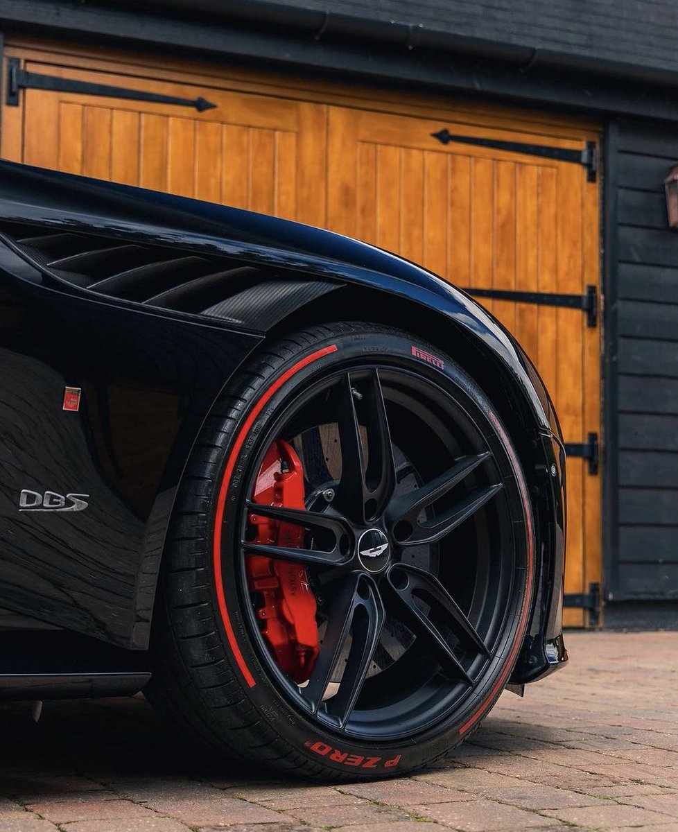 LuxuryCars365's tweet photo. Aston Martin DBS Superleggera 🌿 https://t.co/6AJrvqplW4