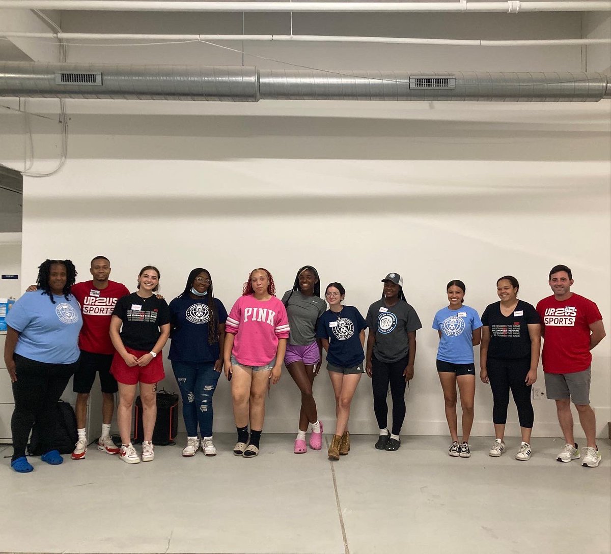 CoachXAmerica's tweet photo. Up2Us Sports kicked off their new #SheChangesTheGame® Coach Development Program at @rowPCR’s training facility! 💯 National Trainers Samantha and Alannah led the free coach training for high school girls in Philadelphia📍
Read full story & learn more about bringing our #SBYD training to your org: https://t.co/JsR3Ub76Kr
This program has been made possible by support from the @PhilaFound 🤝