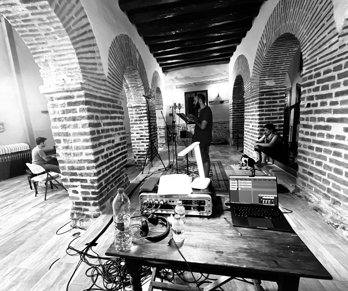 tenorvictor's tweet photo. Se acabó una nueva grabación con #VNStudio @VNmusica . Eine innere stimme, con música de Brahms, Clara Schumann y Hector Márquez (Que también toca el piano), además de @victorcruzbarit #beatrizgonzalez un lujazo de proyecto del que oiréis hablar en breve! #musicaclasica #estudio https://t.co/oiH6zopl6J