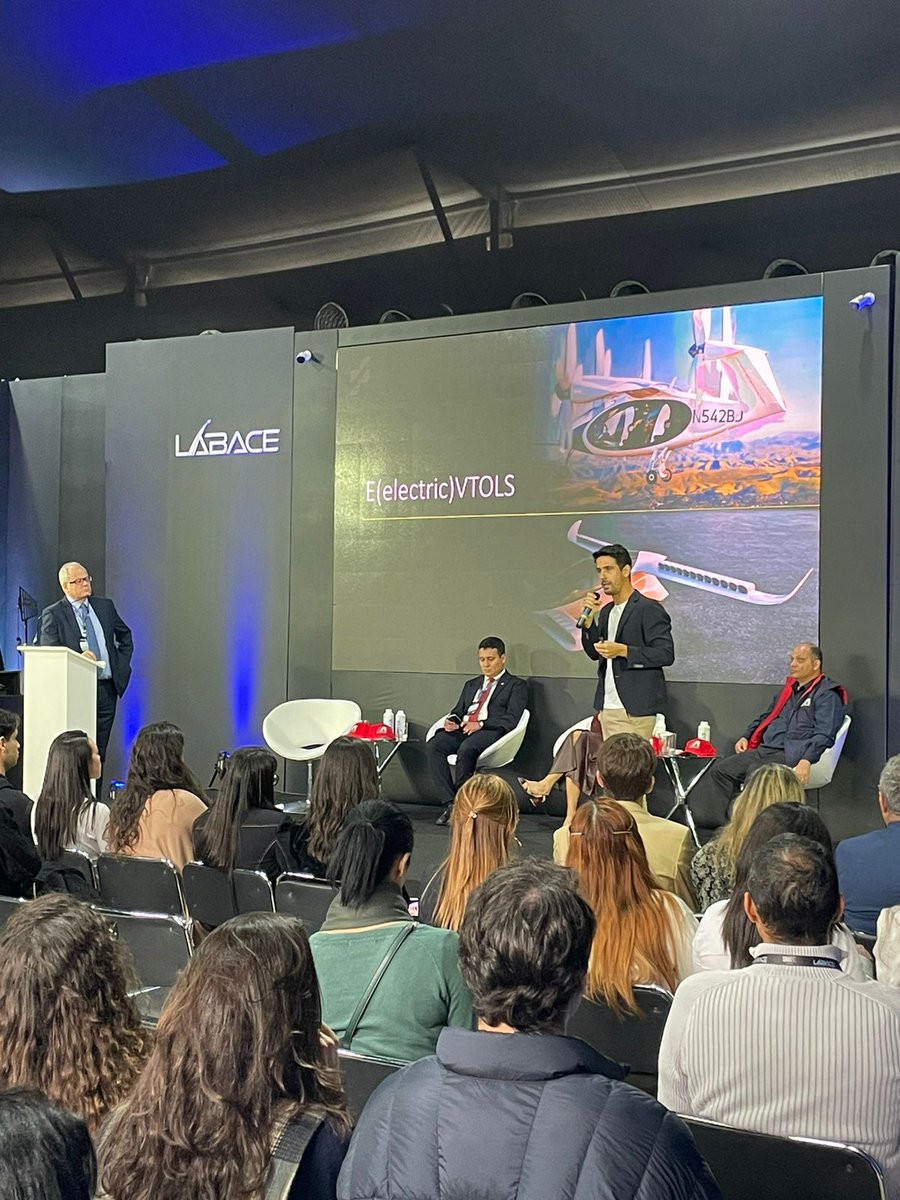 Zero_Summit's tweet photo. Momentos da nossa participação na Labace 2023, representados por @LucasdiGrassi. Obrigado pelo convite, @AmaroAviation! 
Vamos juntos por um futuro zero carbono. https://t.co/0Hoi2KIbXB