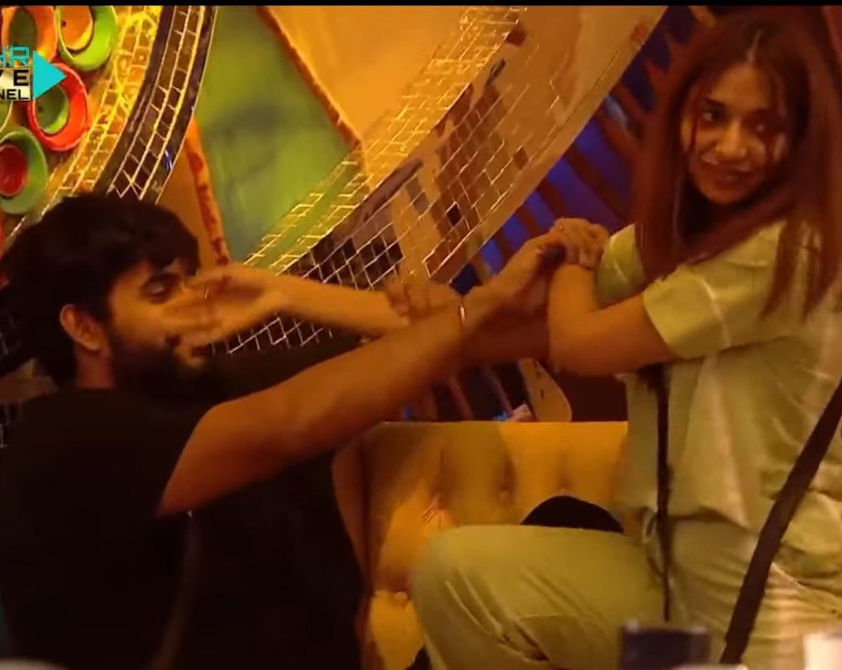 BiggBoss_Tak's tweet photo. Jiya Shankar forcefully tries to hug Abhishek Malhan

Abhishek stops her &amp; declines a hug. https://t.co/SxwTYxx3hG