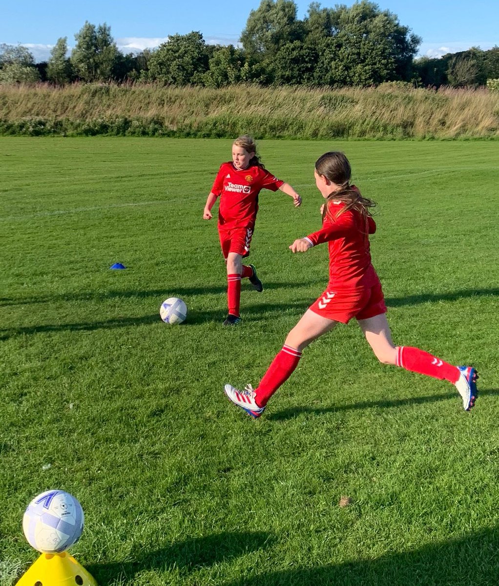 ClarkDriveGFC1's tweet photo. U12's 7v7 put through there paces tonight. Working on 1v1s, skill moves and decision making. Lots of fun and laughter tonight done girls
 #monthedrive #workhardplayhard #girlsplaytoo https://t.co/tud0uEB8H3