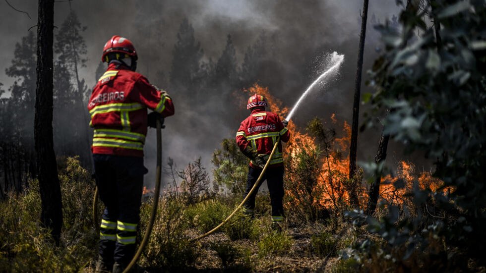 NVPORTUGAL's tweet photo. #Incendies : Près de 1000 pompiers luttent toujours ce mardi contre un incendie qui fait rage depuis quatre jours dans le sud-ouest du Portugal 🇵🇹

Les températures devraient légèrement baisser prochainement mais tout de même atteindre les 40 °C par endroits, après avoir atteint les 46,4 °C, lundi à Santarém, dans le centre du pays. https://t.co/EOWAKdE6L9