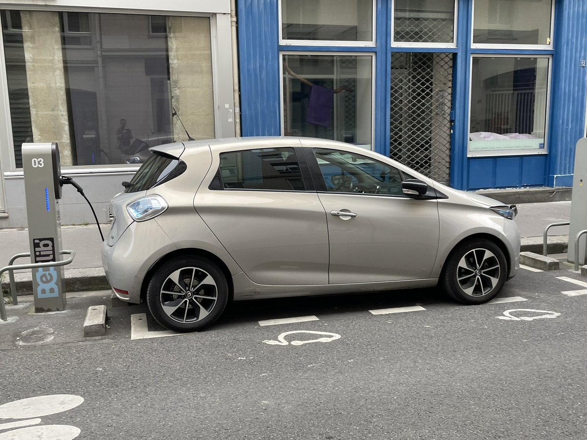 bigwizfr's tweet photo. C’est pas terrible les emplacements #belib à Paris !
Il faut pas une grosse voiture et tu as intérêt d’avoir un câble de 6,50m pour te brancher avec le port de charge à l’avant sur Zoé ! https://t.co/wXDXVmxHHX