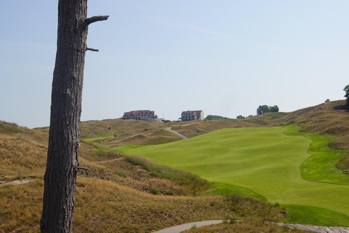RiggsBarstool's tweet photo. Oh wow.

For years I’ve been told I have to get to Arcadia Bluffs. We made it. It delivered. What a stunning, interesting, and at times even wild golf course. I love it. LOVE it.

Michigan kinda brings it. Bit of a sleeper state. https://t.co/3aJA4uXwsr