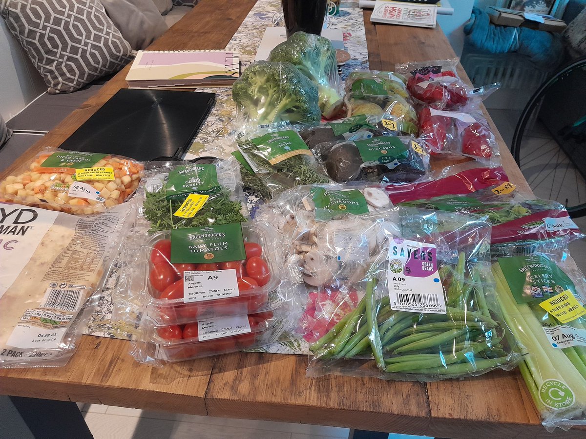 fitsmallpackage's tweet photo. #foodlovers! I've just picked up this absolute bargain from #TooGoodToGo and am looking for recipe ideas to use it all! Any suggestions? #foodtwitter #foodietwitter https://t.co/UCo4wT4mZx
