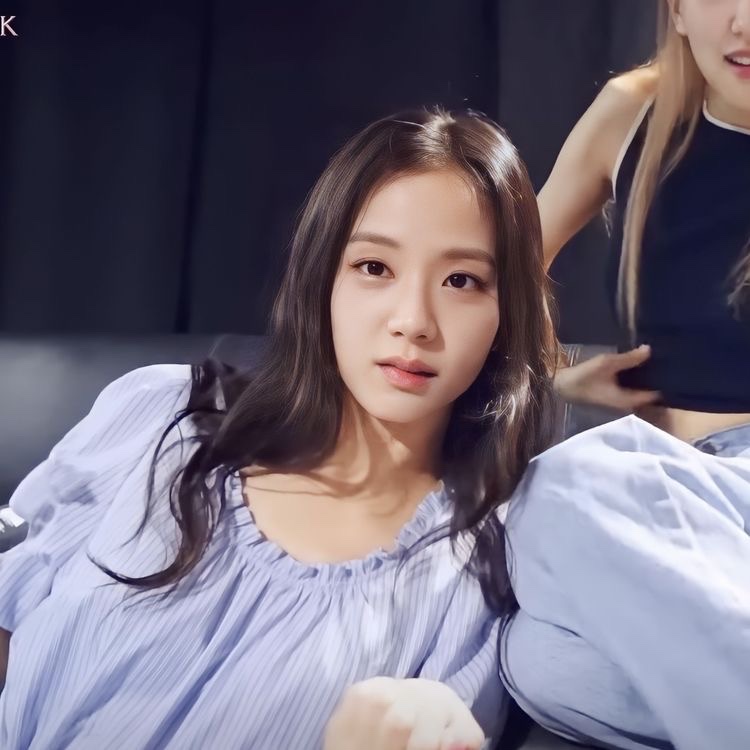 jichuhourly's tweet photo. #지수 #JISOO https://t.co/2pVyhEYbFn